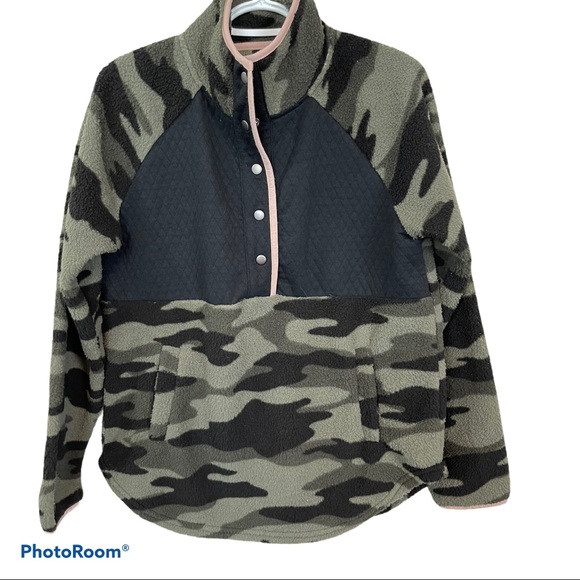 Maurices Sweaters - 🥑5/$25 Maurices camo Sherpa pullover NWT sz M